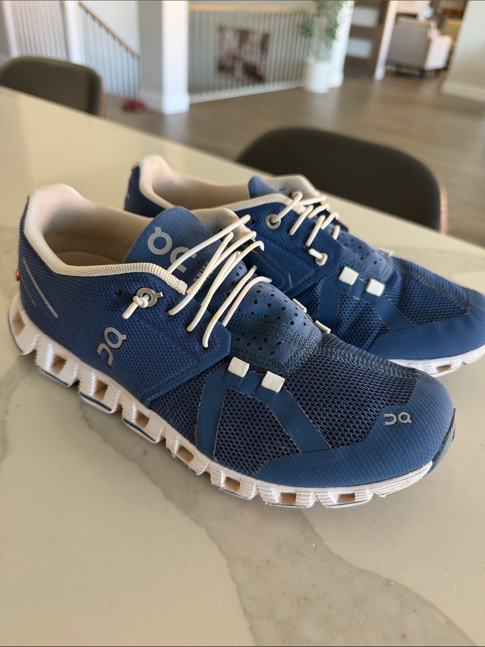 On Cloud Running Women’s Sneakers in Denim Navy Blue White Size 7. Walking